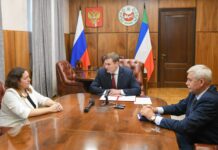 Встреча Валентина Коновалова с Еленой Гопиной и Василием Белоноговым. Фото из телеграм-канала главы РХ