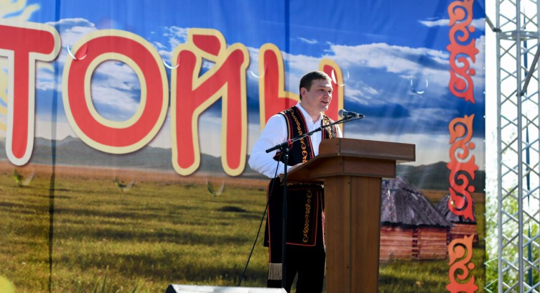Валентин Коновалов на Уртун тойы. Фото из телеграм-канала главы РХ