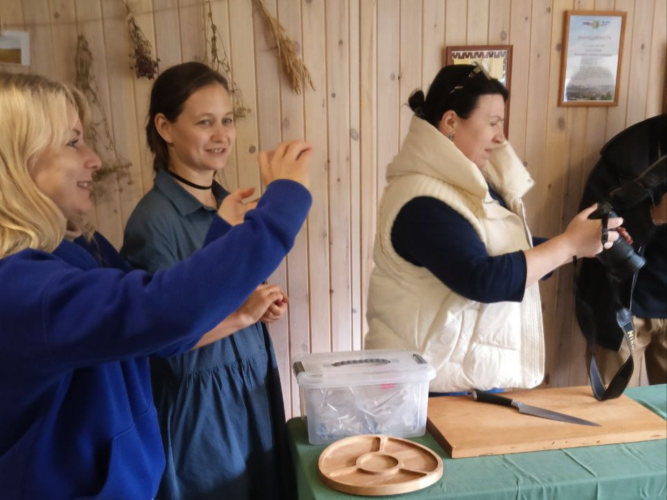 Дарина Аржакова рассказывает, что каждая травка в её чаях растёт на лугах за окнами. Фото Марии Орловой