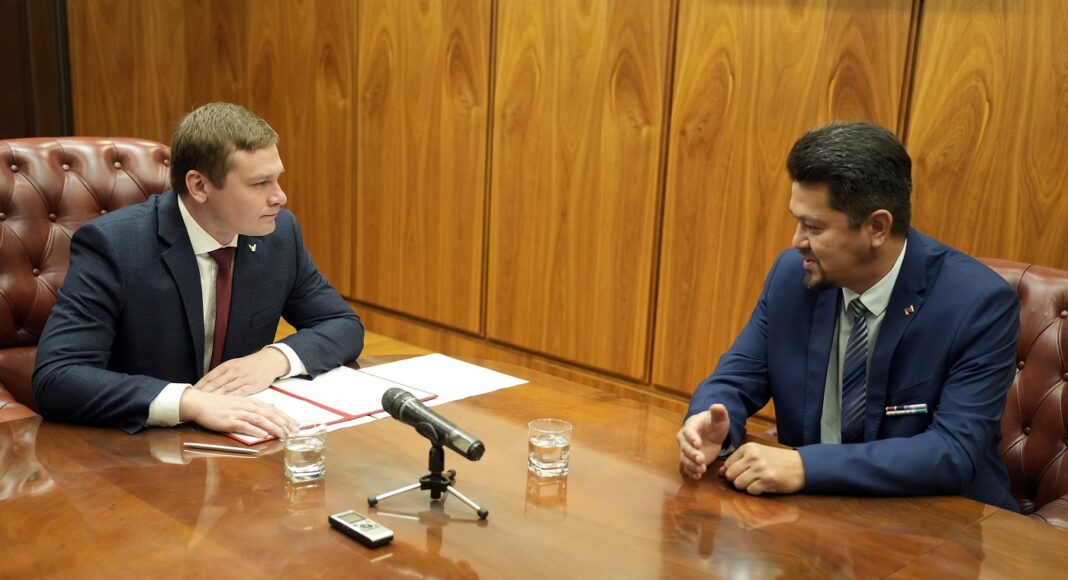Валентин Коновалов и Игорь Арчимаев. Фото предоставлено пресс-службой главы РХ