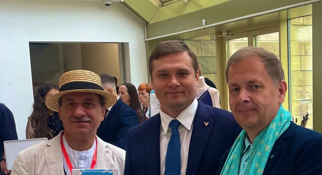 Геннадий Шаталов, Валентин Коновалов и Андрей Попков. Фото со страницы Андрея Попкова Геннадий Шаталов, Валентин Коновалов и Андрей Попков. Фото со страницы Андрея Попкова