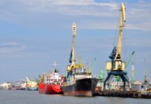 Порт, корабли. Изображение из фотобанка