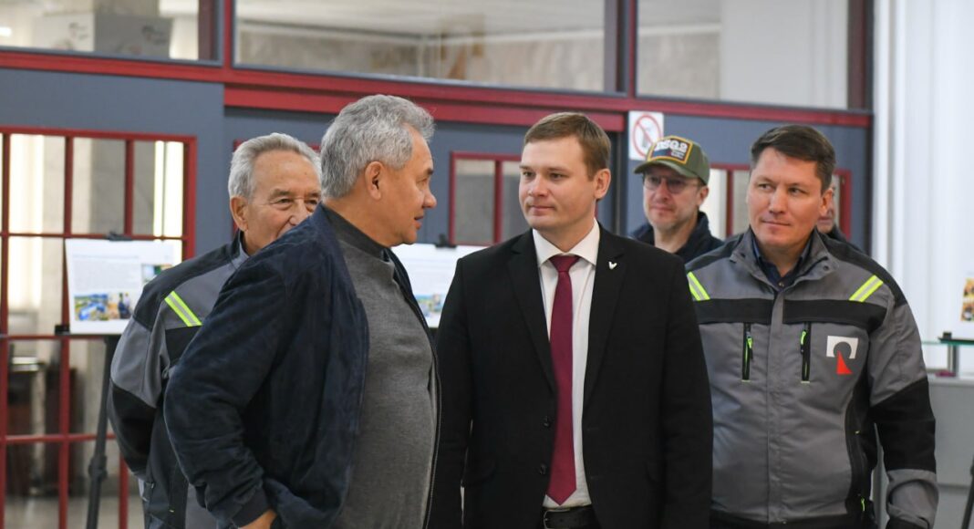 Сергей Шойгу и Валентин Коновалов. Фото из телеграм-канала главы РХ