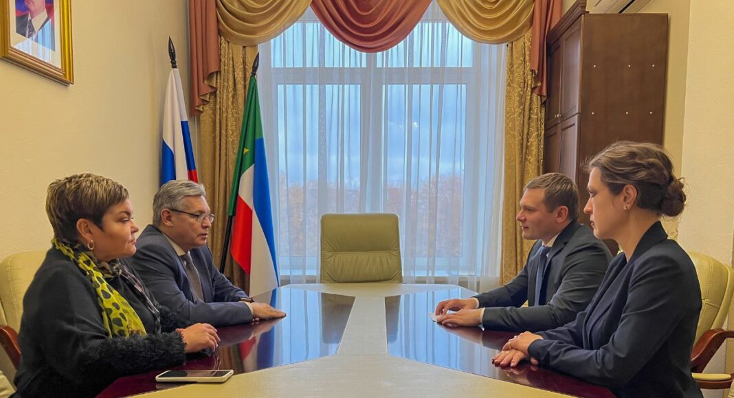 Встреча Валентина Коновалова с Рифатом Сабитовым. Фото из телеграм-канала главы РХ Встреча Валентина Коновалова с Рифатом Сабитовым. Фото из телеграм-канала главы РХ