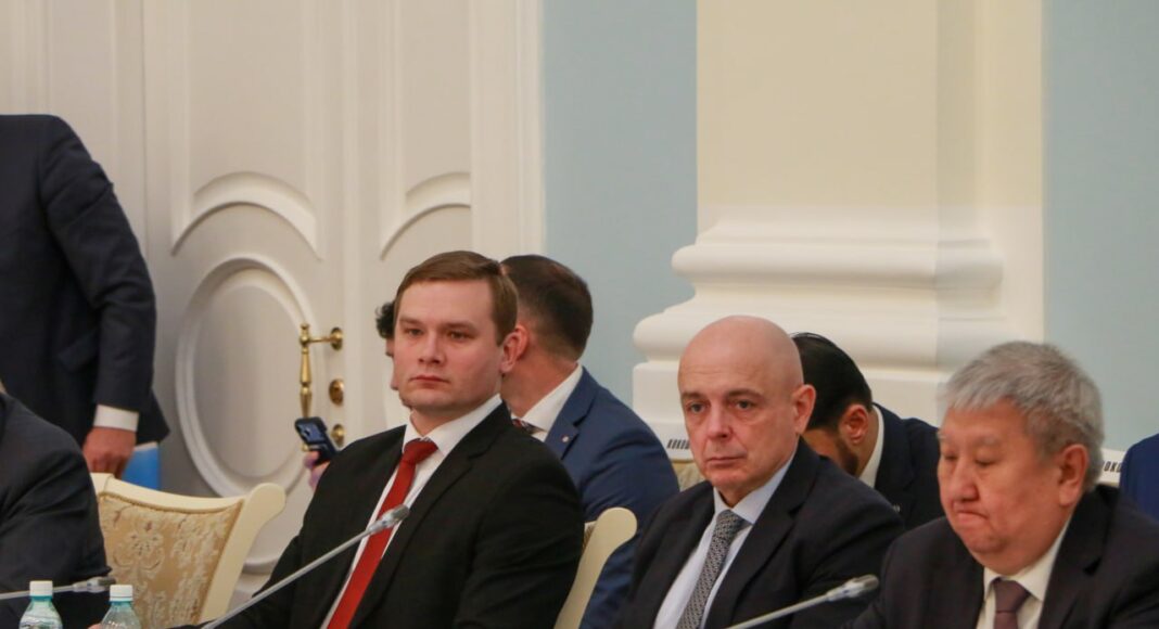 Валентин Коновалов и Сергей Сокол на заседании Совета СФО. Фото из телеграм-канала главы РХ Валентин Коновалов и Сергей Сокол на заседании Совета СФО. Фото из телеграм-канала главы РХ