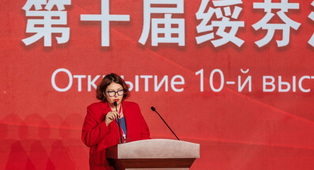 Анастасия Цукерман на выставке в Суйфэньхэ. Фото предоставлено из личного архива Анастасия Цукерман на выставке в Суйфэньхэ. Фото предоставлено из личного архива