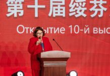 Анастасия Цукерман на выставке в Суйфэньхэ. Фото предоставлено из личного архива