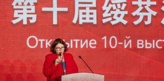 Анастасия Цукерман на выставке в Суйфэньхэ. Фото предоставлено из личного архива