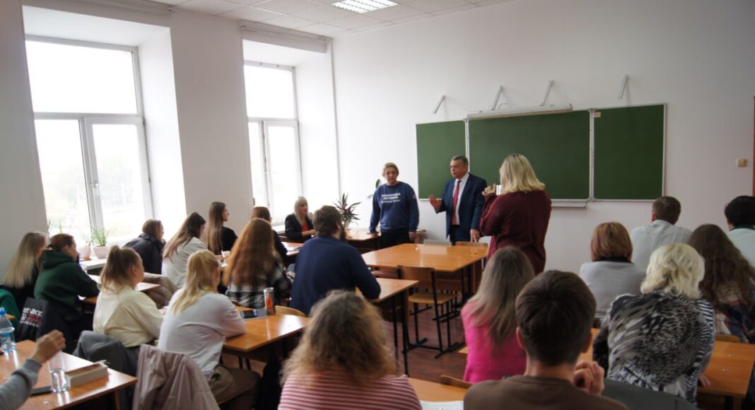 Ксения Буганова и Александр Мяхар на встрече в ХГУ. Фото-пресс службы университета