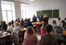 Ксения Буганова и Александр Мяхар на встрече в ХГУ. Фото-пресс службы университета