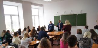 Ксения Буганова и Александр Мяхар на встрече в ХГУ. Фото-пресс службы университета