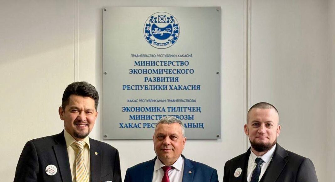 Игорь Арчимаев, Александр Мяхар, Евгений Воронков. Фото пресс-службы Министерства экономразвития Хакасии Игорь Арчимаев, Александр Мяхар, Евгений Воронков. Фото пресс-службы Министерства экономразвития Хакасии