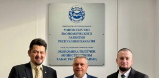 Игорь Арчимаев, Александр Мяхар, Евгений Воронков. Фото пресс-службы Министерства экономразвития Хакасии