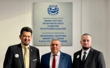 Игорь Арчимаев, Александр Мяхар, Евгений Воронков. Фото пресс-службы Министерства экономразвития Хакасии