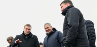 В Хакасии работает секретарь Совета безопасности РФ Сергей Шойгу Валентин Коновалов и Сергей Шойгу. Фото со страницы главы РХ