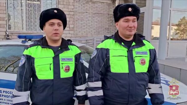 Инспекторы ДПС в Хакасии спасли жильцов дома от пожара