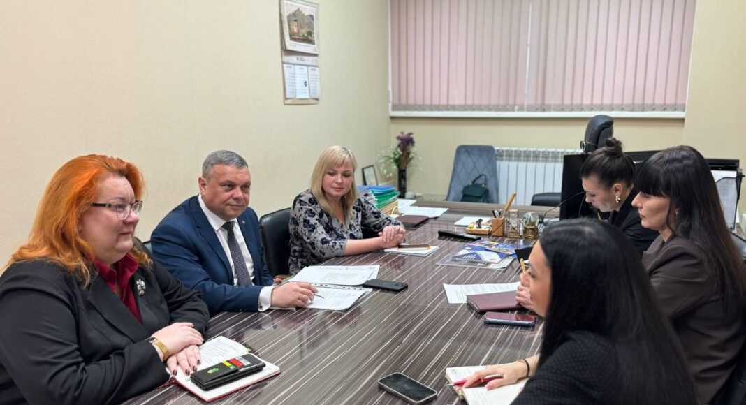 Совещание в Минэкономразвития Хакасии. Фото пресс-службы министерства