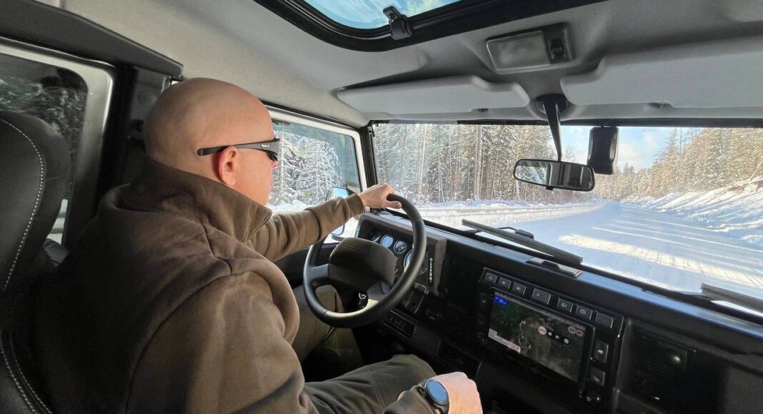 Сергей Сокол за рулем. Фото из телеграм-канала Сергей Сокол за рулем. Фото из телеграм-канала