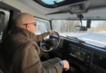 Сергей Сокол за рулем. Фото из телеграм-канала
