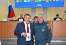 Министр сельского хозяйства Хакасии награжден медалью МЧС России Фото из телеграм-канала Минсельхозпрода РХ