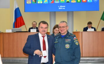 Министр сельского хозяйства Хакасии награжден медалью МЧС России Фото из телеграм-канала Минсельхозпрода РХ