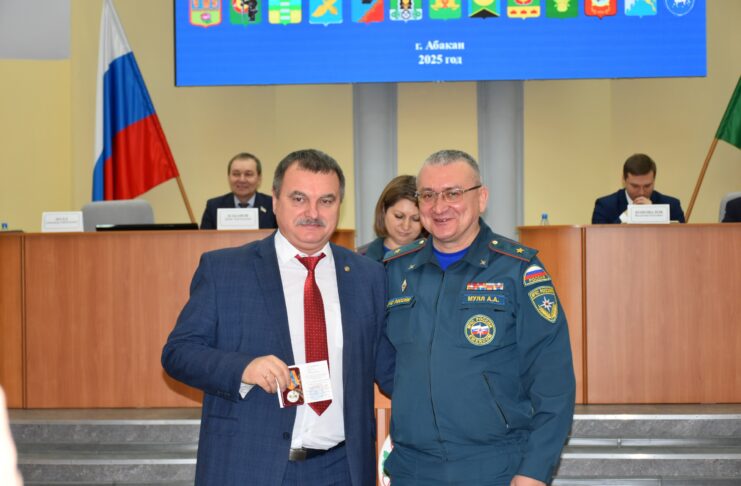 Министр сельского хозяйства Хакасии награжден медалью МЧС России Фото из телеграм-канала Минсельхозпрода РХ