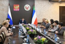 Глава Хакасии вручил благодарственные письма семьям бойцов в День Героев Отечества