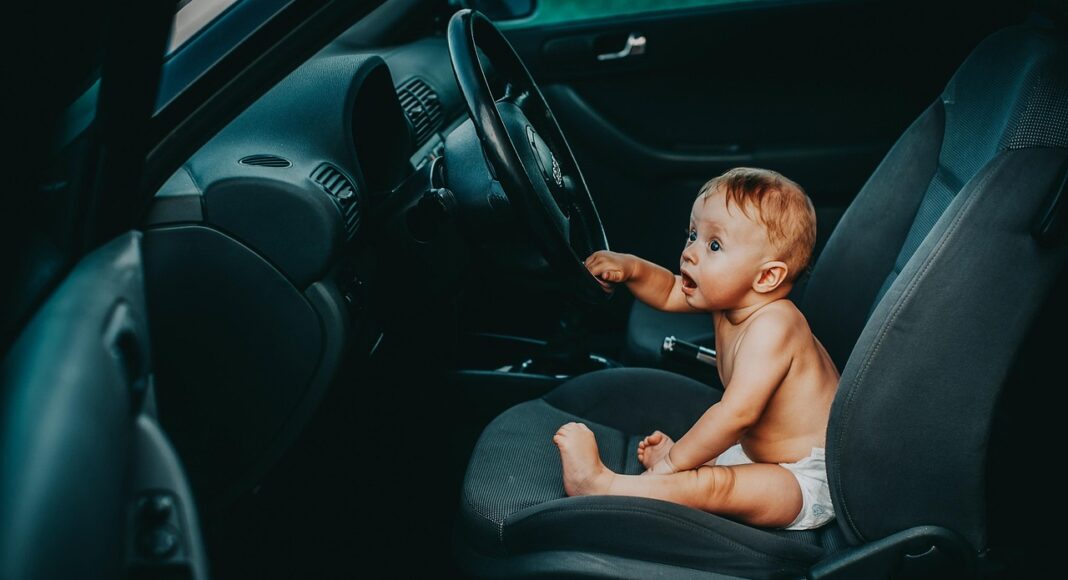 ребенок в машине, автокресло