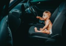 ребенок в машине, автокресло