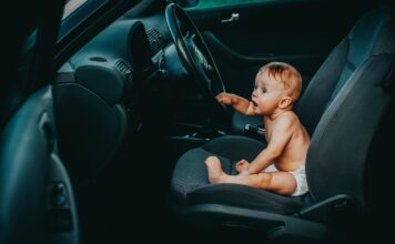 ребенок в машине, автокресло