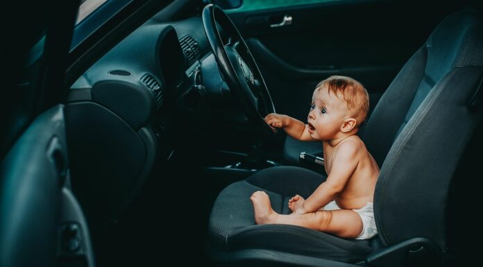 ребенок в машине, автокресло