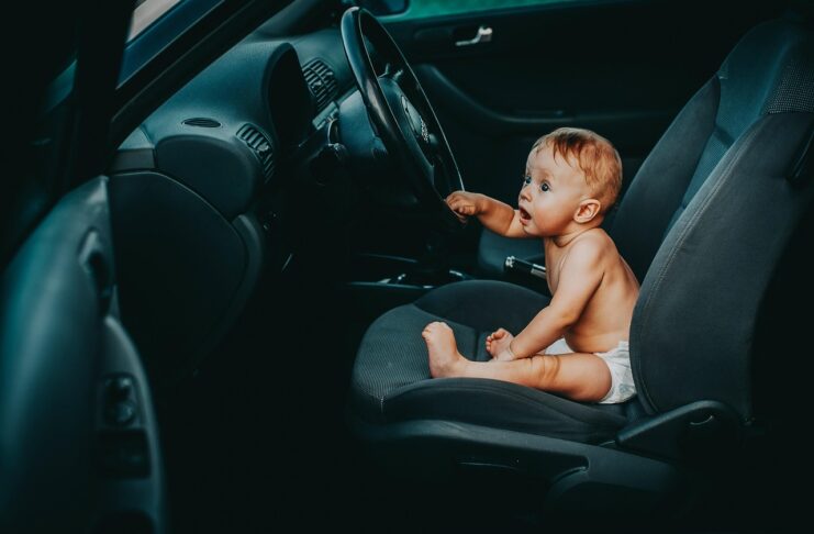 ребенок в машине, автокресло