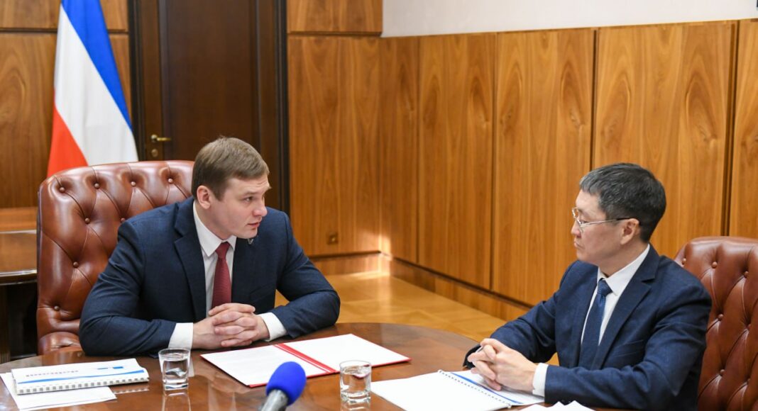 Валентин Коновалов и Лев Сафьянов. Фото из телеграм-канала главы РХ Валентин Коновалов и Лев Сафьянов. Фото из телеграм-канала главы РХ