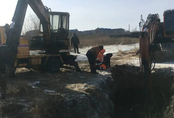 В Черногорске устраняют коммунальный порыв на Октябрьской