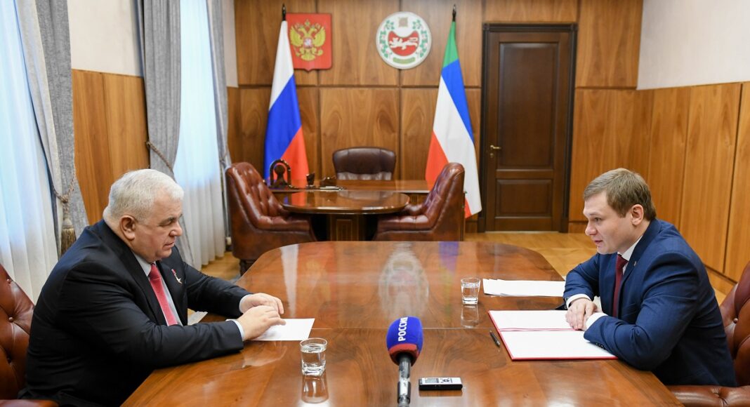 Казбек Тайсаев и Валентин Коновалов. Фото предоставлено пресс-службой главы РХ