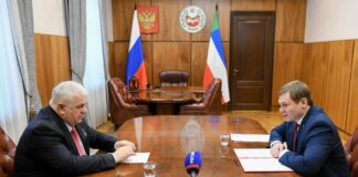 Казбек Тайсаев и Валентин Коновалов. Фото предоставлено пресс-службой главы РХ