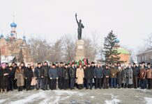 Сотрудники «СУЭК-Хакасия» почтили память черногорских шахтеров, погибших в 1931 году Фото предоставлено пресс-службой СУЭК