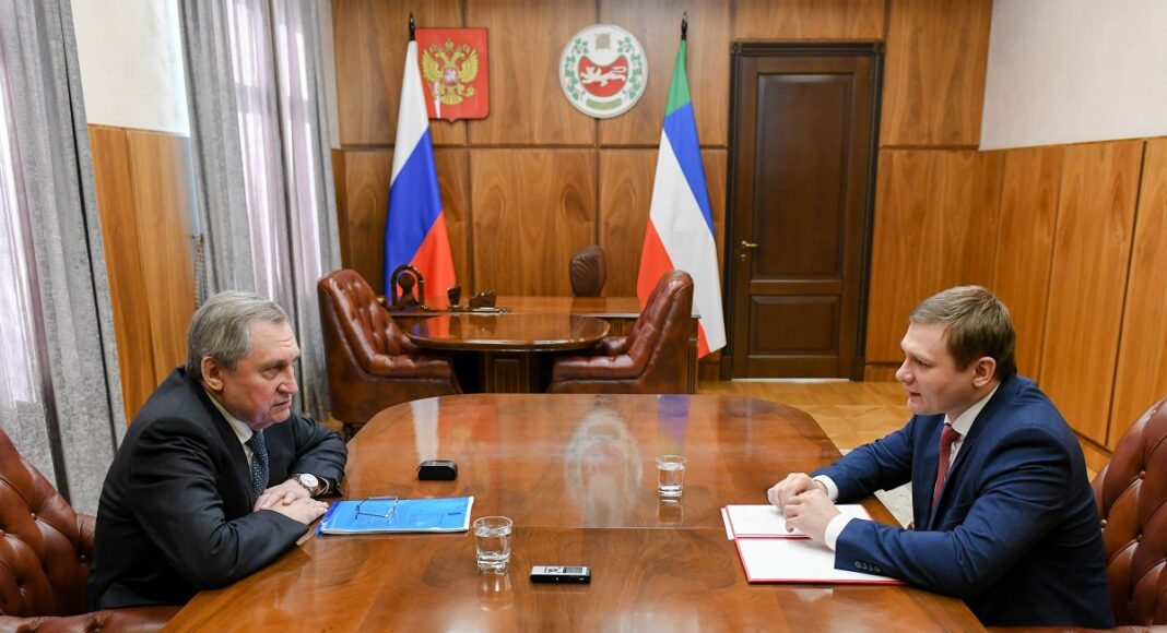 Николай Шульгинов и Валентин Коновалов. Фото предоставлено пресс-службой главы РХ