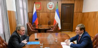 Николай Шульгинов и Валентин Коновалов. Фото предоставлено пресс-службой главы РХ