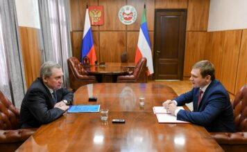 Николай Шульгинов и Валентин Коновалов. Фото предоставлено пресс-службой главы РХ