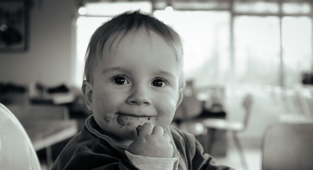 ребенок, ребенок ест