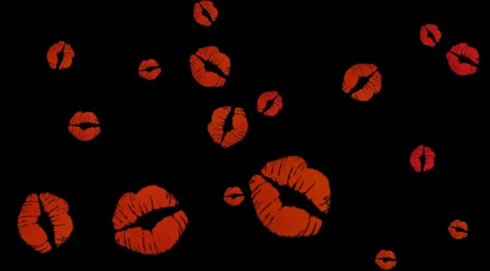 Саяногорец перевёл деньги за интим-услуги и обратился в полицию поцелуй, любовь