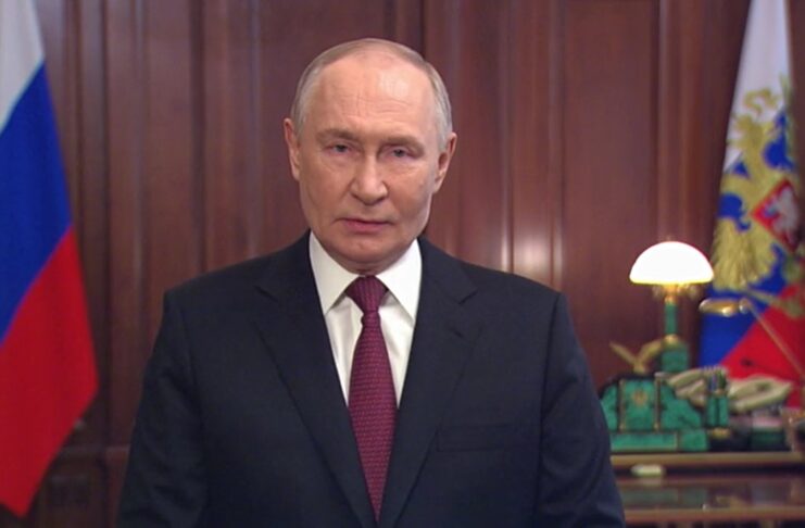 Путин поздравил с Днем защитника Отечества В.В. Путин. Кадр съемки пресс-службы Кремля