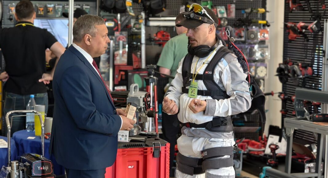 Презентация экзоскелета на выставке Енисей экспо 2025. Фото Александра Мяхара