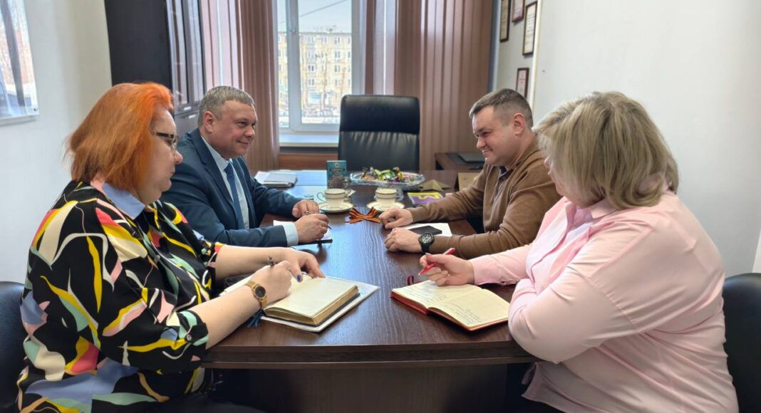 Александр Мяхар и Валерий Евлахов в Фонде развития. Фото Владислав Фербер