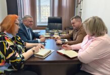 Александр Мяхар и Валерий Евлахов в Фонде развития. Фото Владислав Фербер