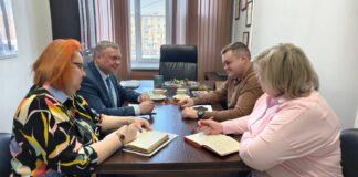 Александр Мяхар и Валерий Евлахов в Фонде развития. Фото Владислав Фербер