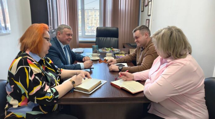 Александр Мяхар и Валерий Евлахов в Фонде развития. Фото Владислав Фербер