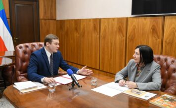 Валентин Коновалов и Светлана Окольникова. Фото из телеграм-канала главы РХ