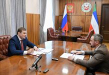 Министр ЖКХ Хакасии отчитался о работе за 2025 год Валентин Коновалов и Максим Виноградов. Фото пресс-службы главы РХ